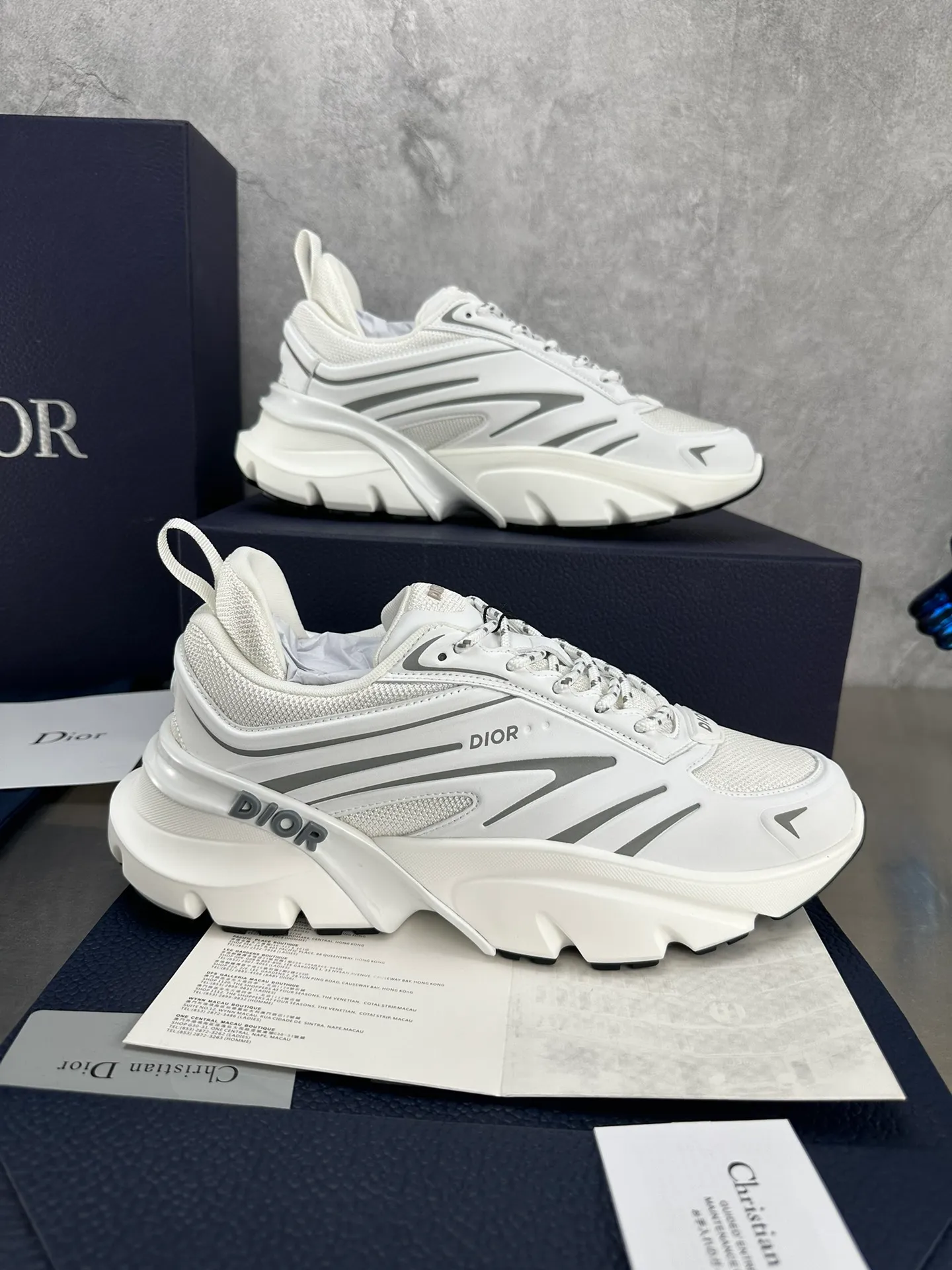 👟👟Ex-factory price 680👟👟 Dior B44 Blade sneakers for couples, a one-to-one replica of the original version. Embellishing the lifestyle capsule collection designed by lewishamilton, the dior B44 Blade sneaker is characterized by 2000s-inspired curves and a strong sense of volume. Promising a sporty yet retro-futuristic feel, they come in microfiber and canvas inlays and are embellished with the 'Dior' signature. These unique pieces, embellished with blades, capture the twisted beauty of the running world. The B44 Blade sneaker features a generous, voluminous silhouette inspired by the 2000s. Made from technical mesh, the upper features tonal technical fabric panels and features contrasting blade inserts on the sole for a running element. The Dior logo is featured on the upper, heel and sides. Two-tone laces and supportive socks accentuate its sporty aesthetic, giving the sneaker an ultra-modern edge to elevate its casual look. Couple size: 35-40, male 39-45